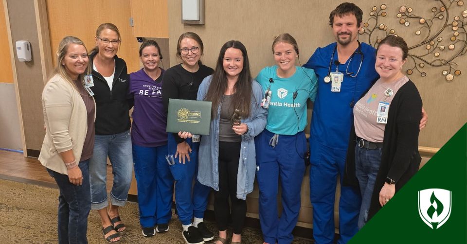 hansey inline Hansey stands with nursing and healthcare colleagues after receiving the DAISY nursing Award